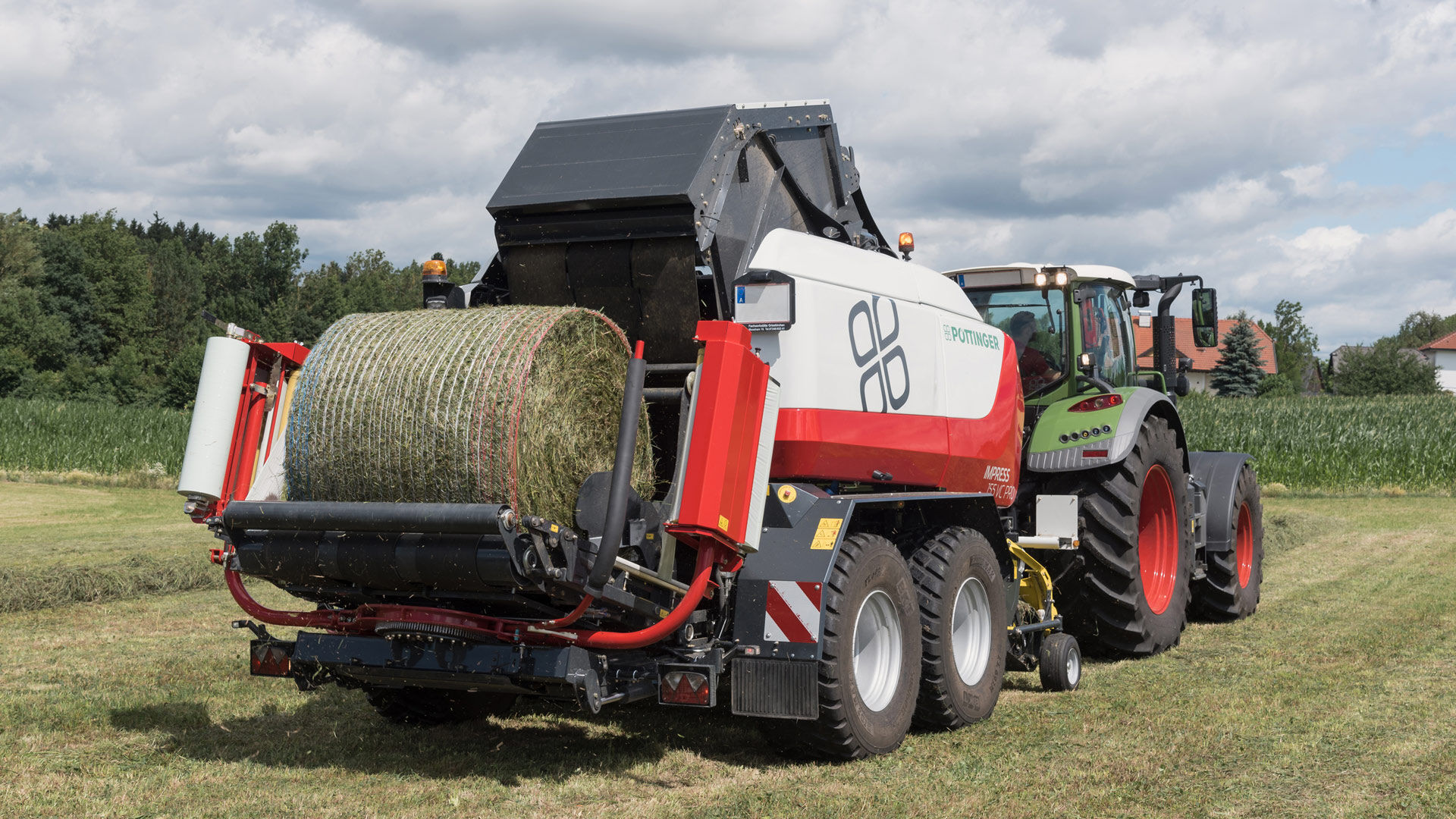 [Translate to English (US):] MRS Hydraulikansteuerung bei Pöttinger Landtechnik